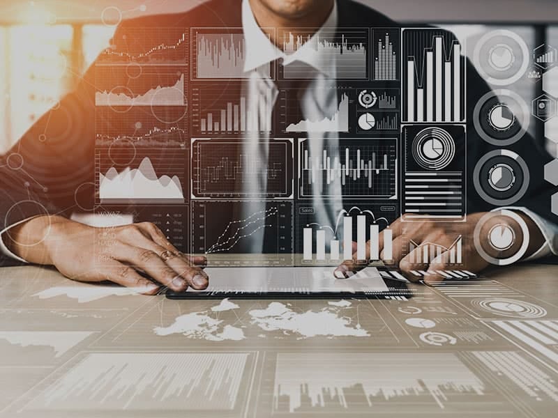 mani manager ciso con ipad con icone e grafiche tecnologiche