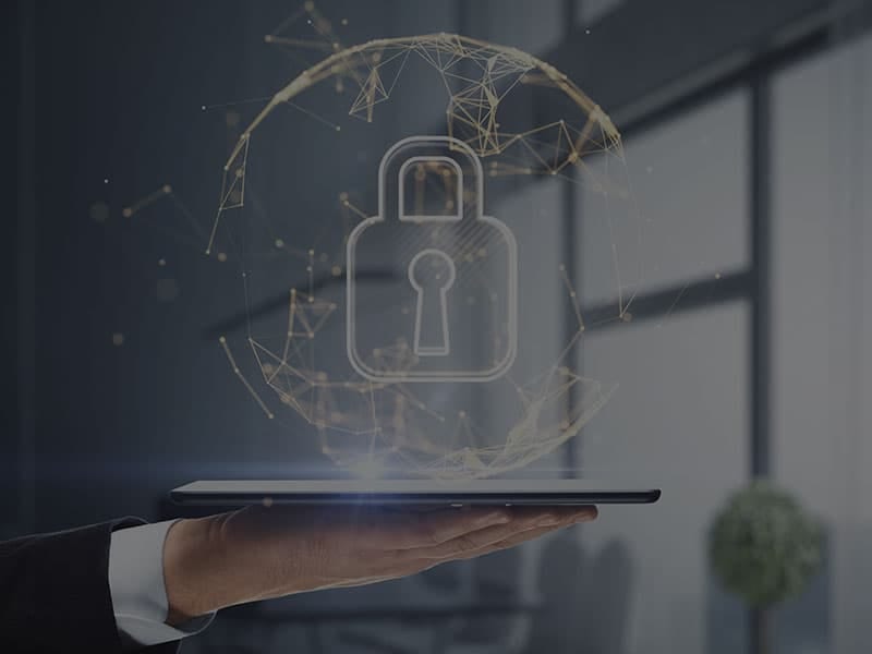 OWASP top ten- tablet con icona locker cyber security