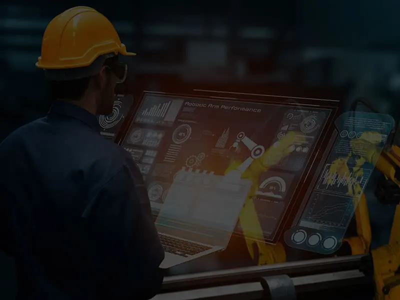 operaio che gestisce con software di smart factory i macchinari industriali