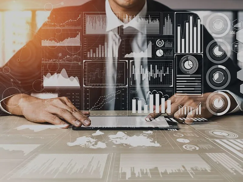 mani manager ciso con ipad con icone e grafiche tecnologiche