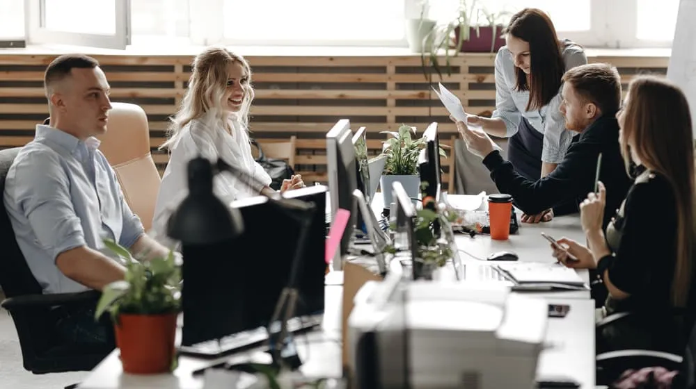 Persone che lavorano in open space in ufficio