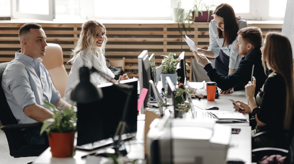 Persone che lavorano in open space in ufficio